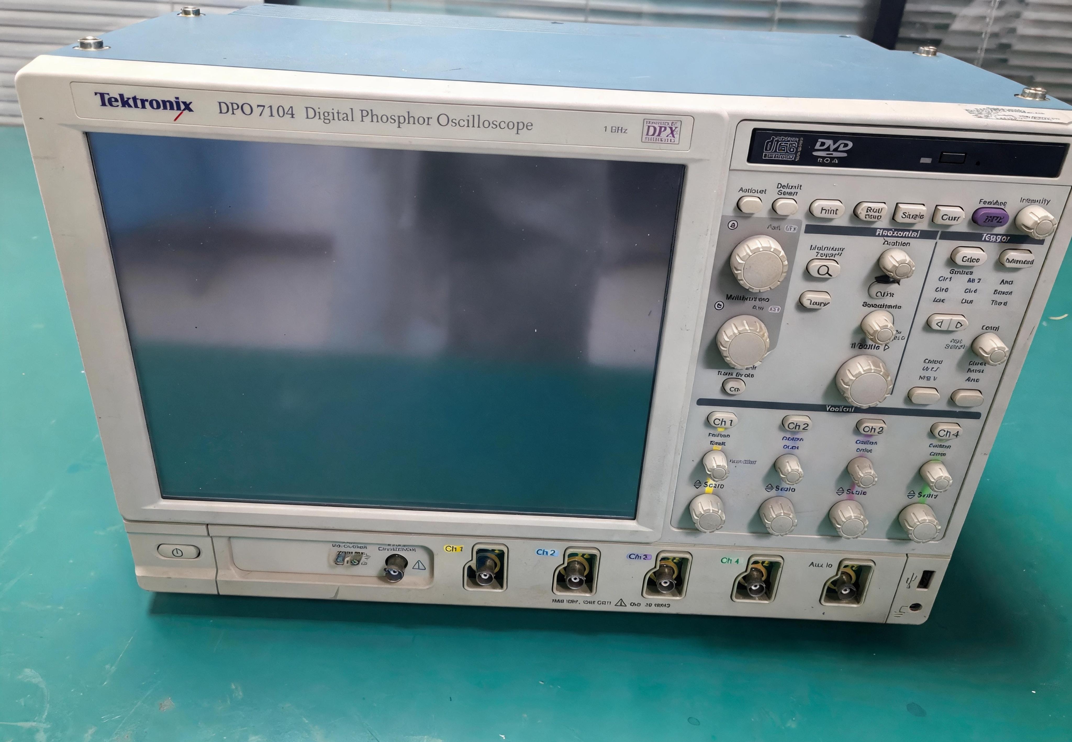 DPO7104示波器.jpg
